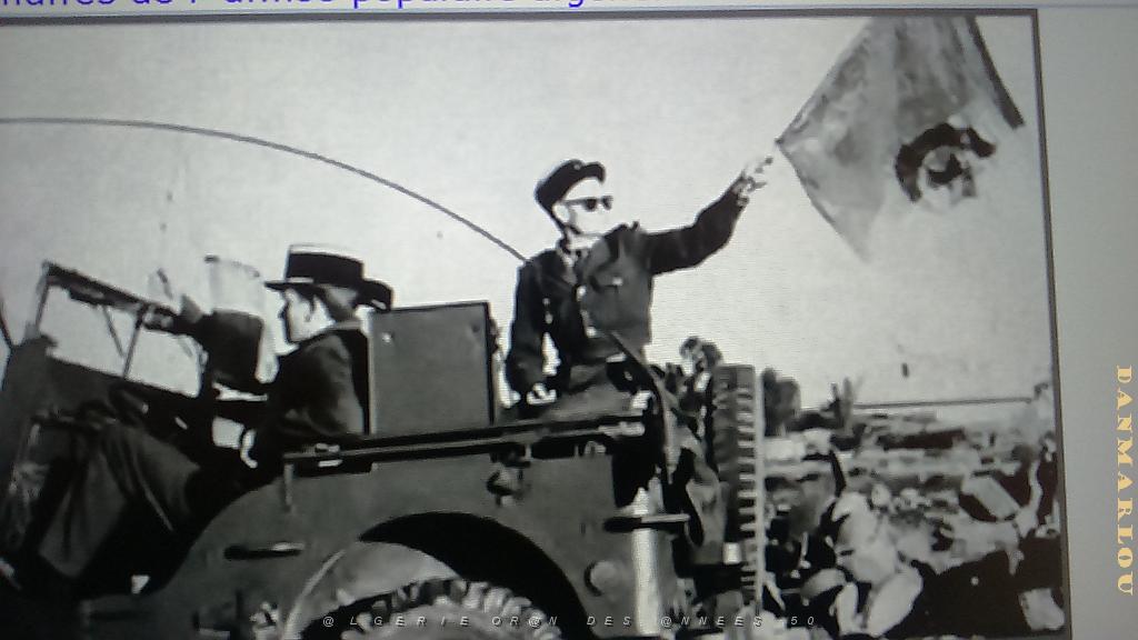 LES ROUGES  GM FIERS DE LEVER LE DRAPEAU DU FLN ET PARTICIPENT.JPG